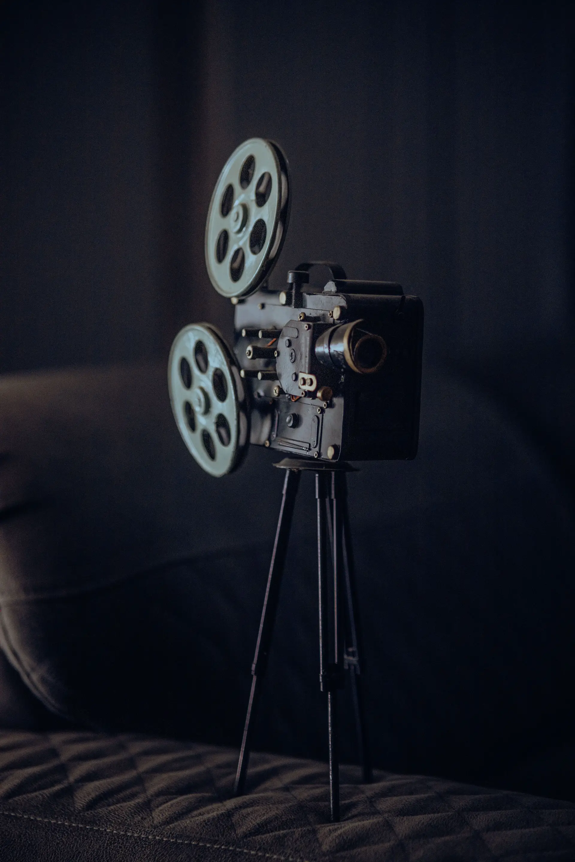 Porträthafte Filmszene mit konzentriertem Blick