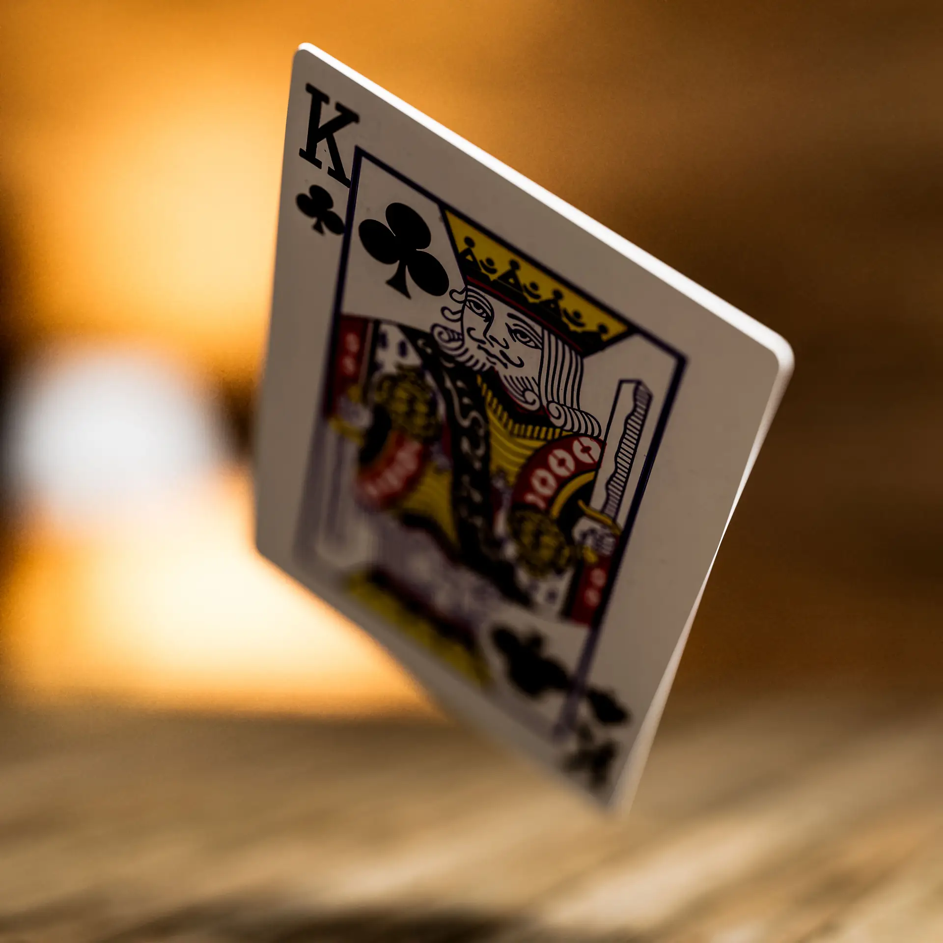Spielkarten und Pokertisch