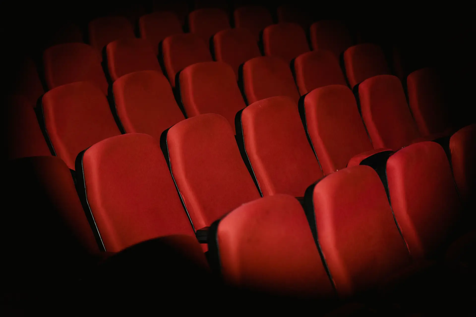 Leuchtende Filmkulisse in dunkler Umgebung